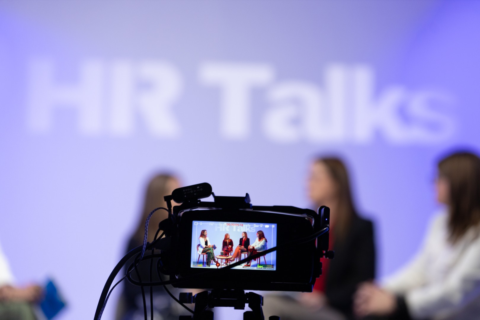 Câmera a gravar podcast em estúdio