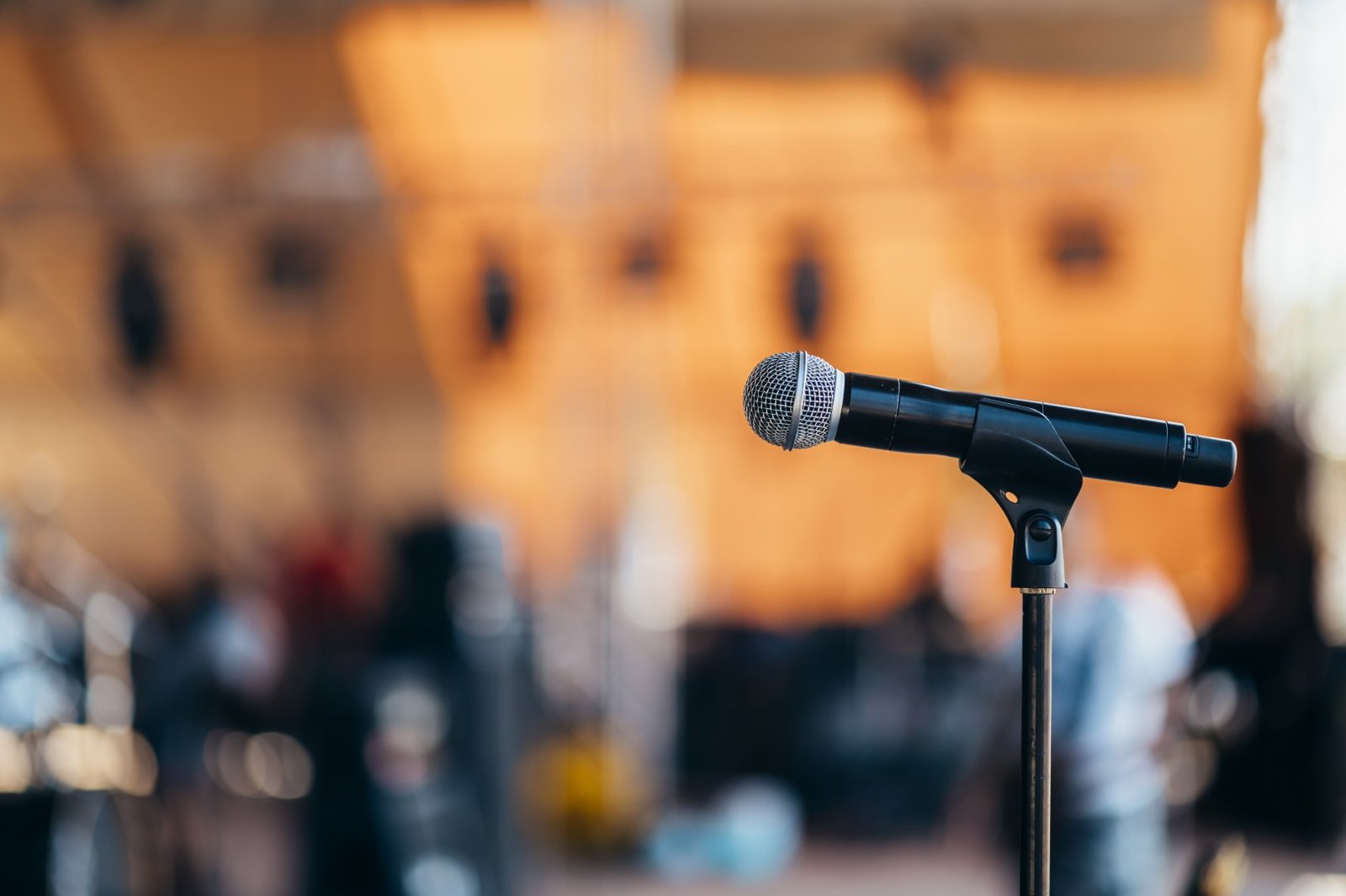 Microfone e palco preparados para apresentação